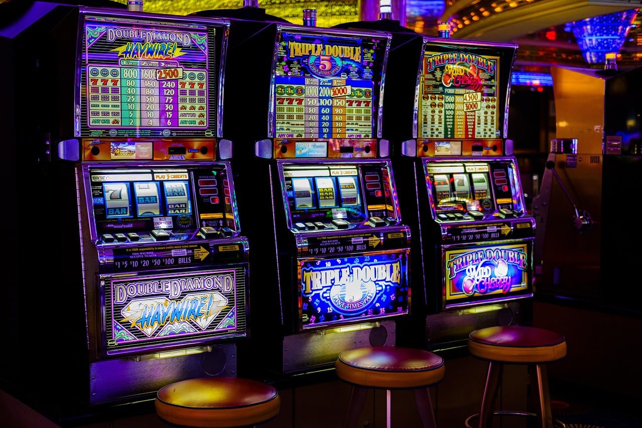 Live dealer at Lucky Neko table on klimakslot mobile interface